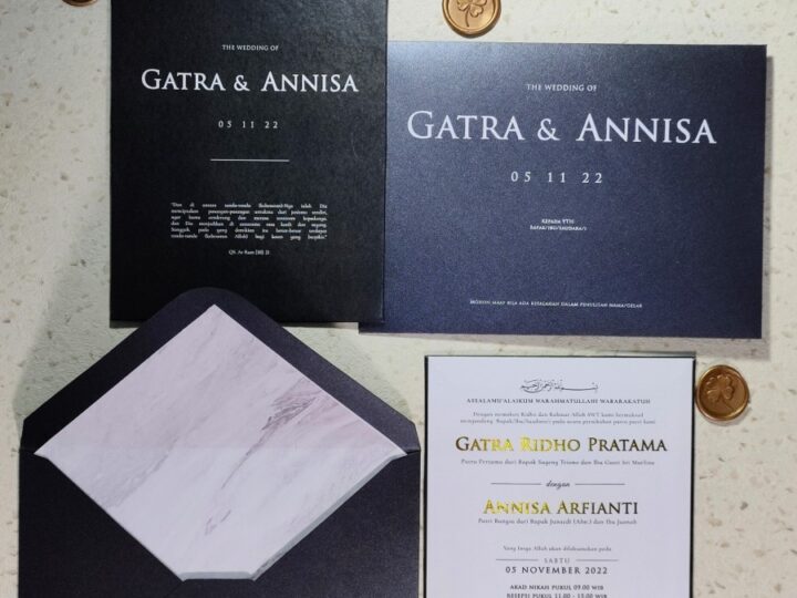 Undangan Hardcover Gothic dengan Amplop Jasmine Black